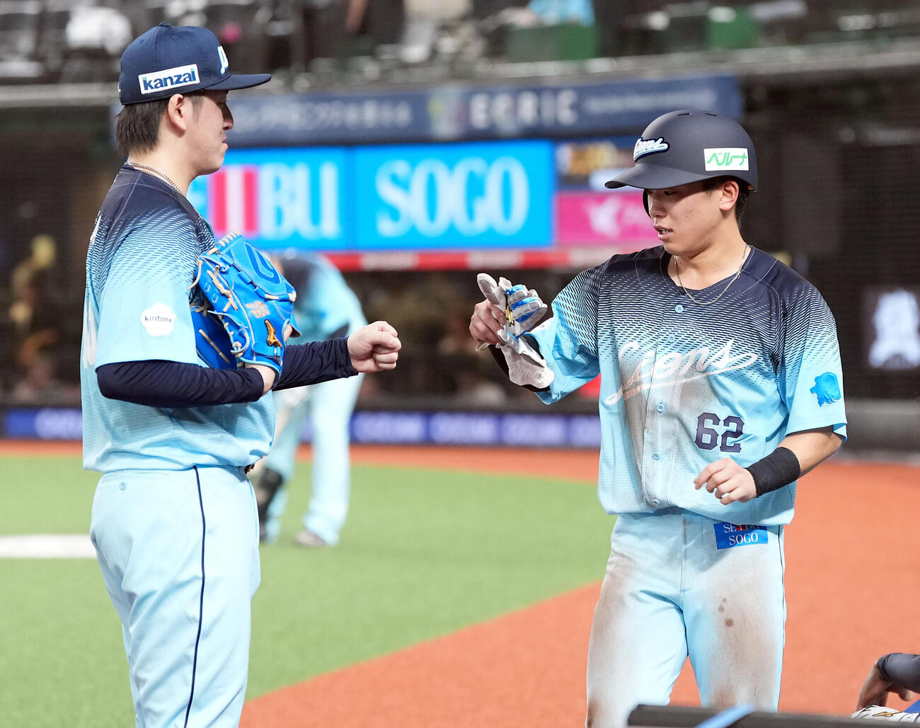 西武対オリックス　4回裏西武2死二塁、小島大河の右適時打で生還した滝沢夏央（右）は先発の隅田知一郎とグータッチ（撮影・たえ見朱実）