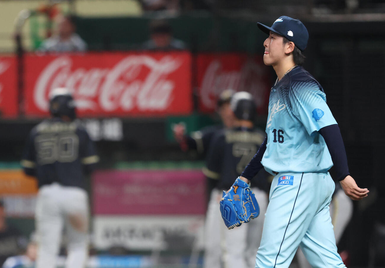 西武対オリックス　4回表オリックス1死二、三塁、森友哉に逆転2点適時打を浴びる隅田知一郎（撮影・河田真司）