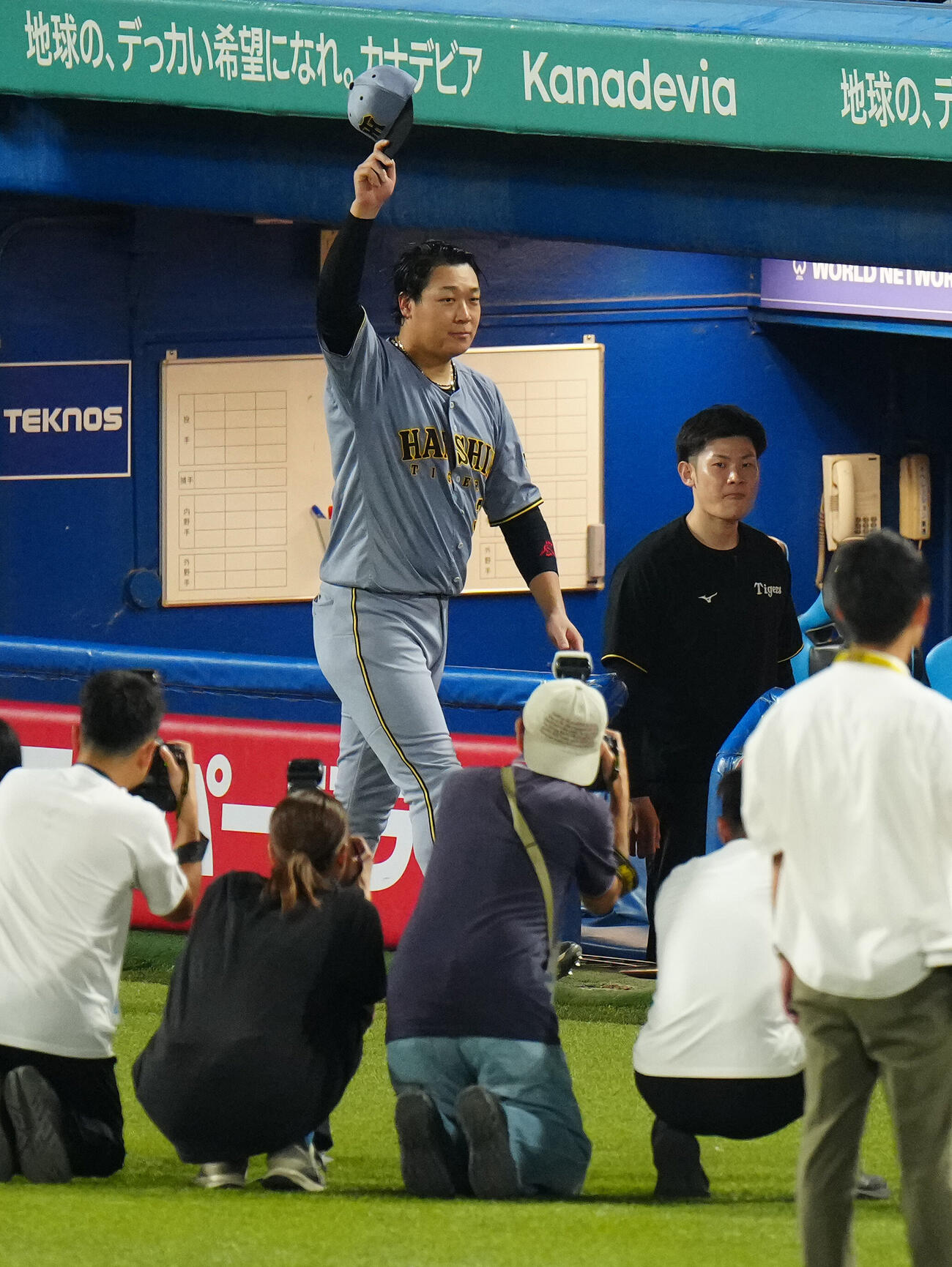 ヤクルト対阪神　ヒーローインタビューを終え、ファンの声援に応える阪神大山悠輔（撮影・鈴木みどり）
