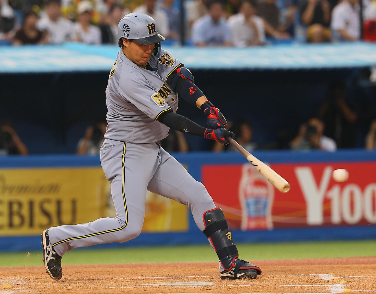 ヤクルト対阪神　1回表阪神2死一塁、左前打を放つ大山悠輔（撮影・水谷安孝）