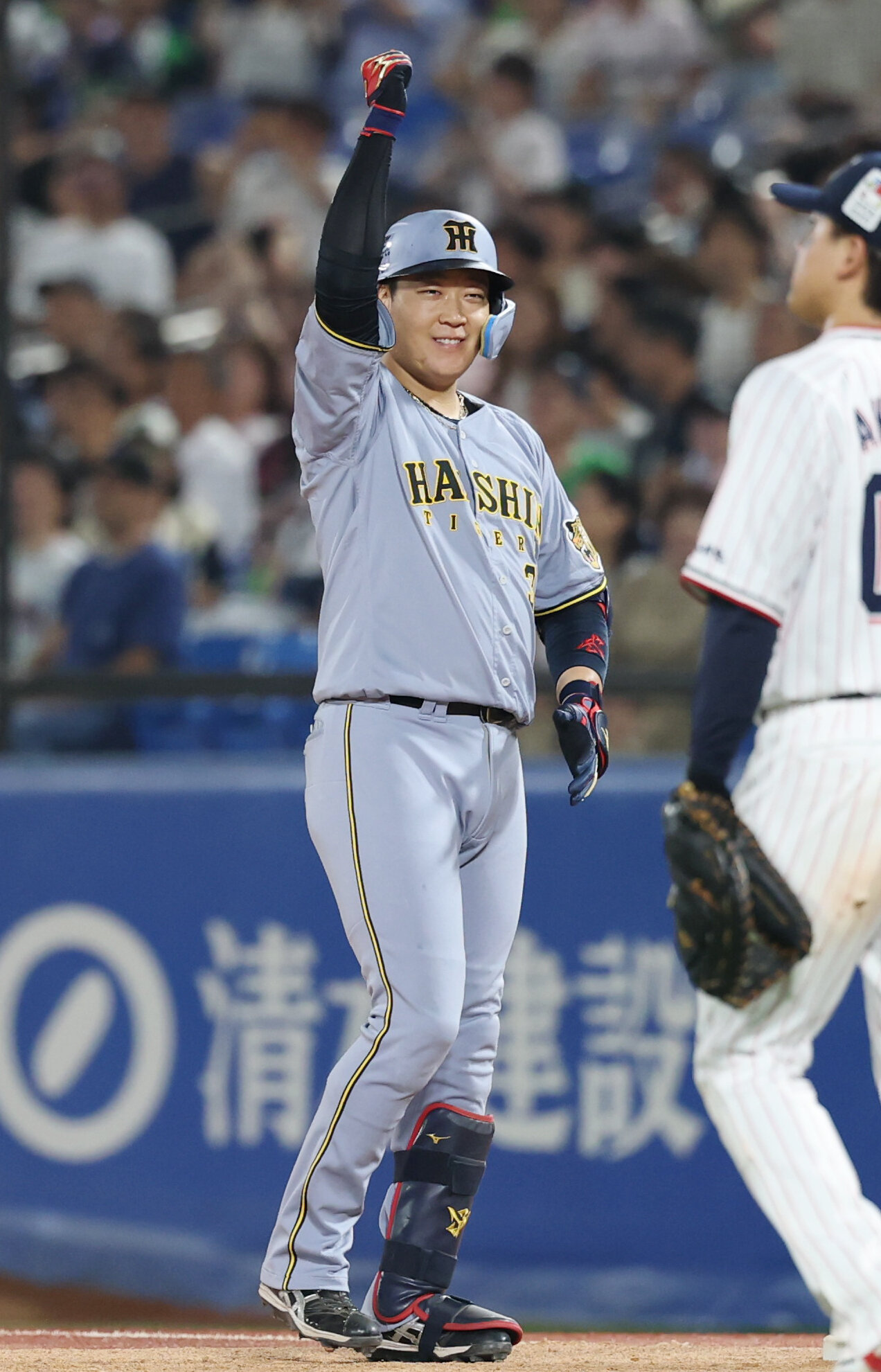 ヤクルト対阪神　7回表阪神2死二、三塁、適時打を放ちガッツポーズをする大山悠輔（撮影・増田悦実）