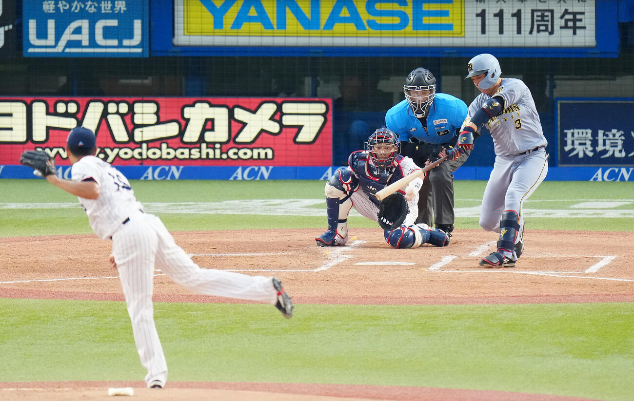 ヤクルト対阪神　1回表阪神2死一塁、安打を放つ大山悠輔。投手奥川恭伸（撮影・鈴木みどり）