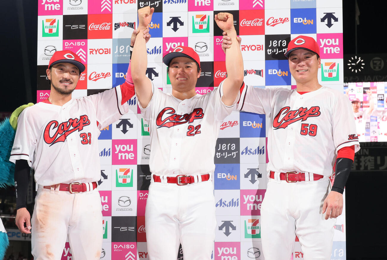 広島対中日　お立ち台でポーズを決める、左から菊池涼介、高太一、大盛穂（撮影・加藤孝規）