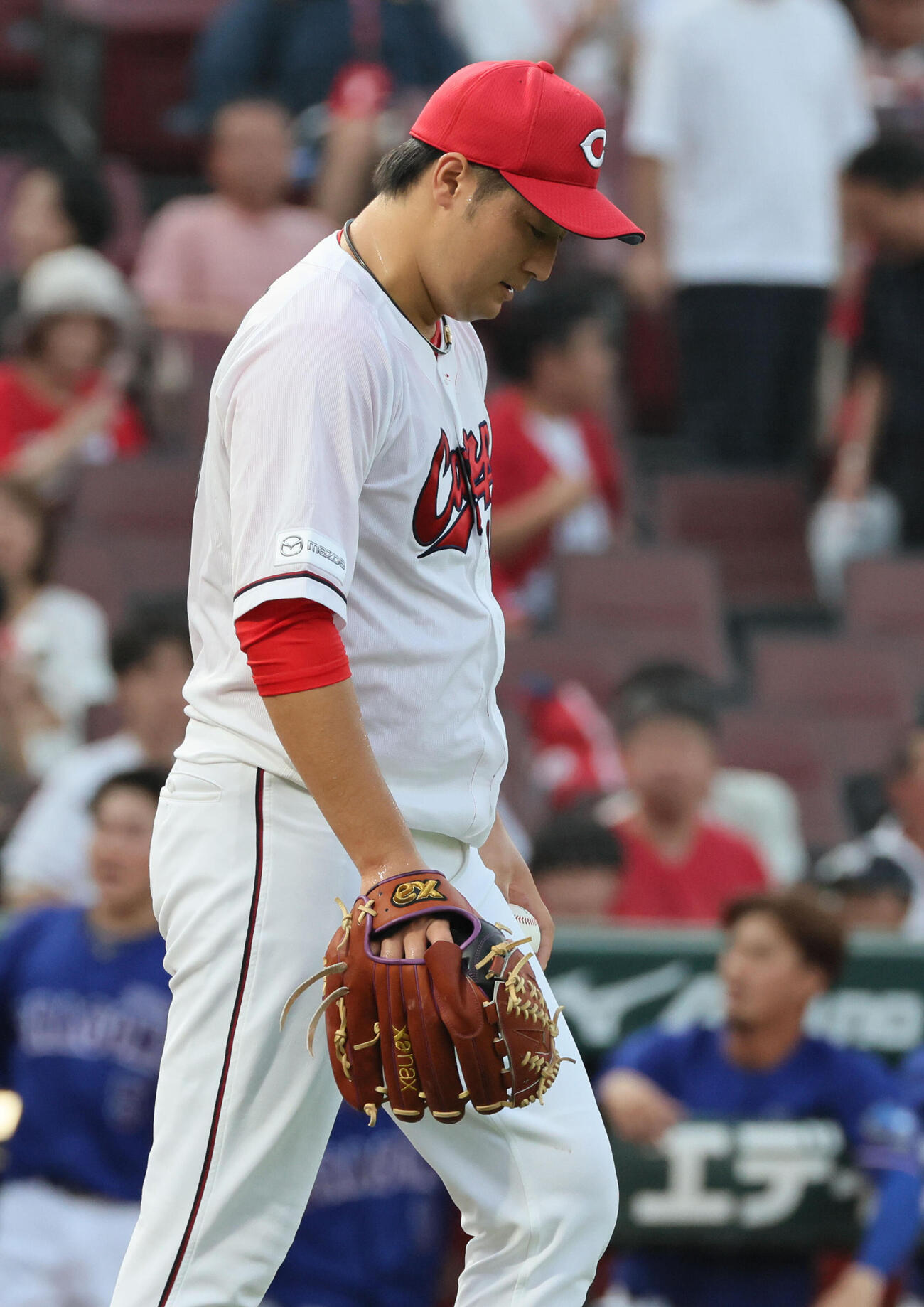 広島対中日　2回表中日1死一、三塁、高橋宏斗に先制のスクイズバントを決められた床田寛樹（撮影・加藤孝規）