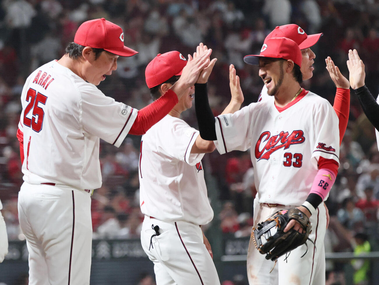 広島対中日　菊池涼介（右）を迎える新井貴浩監督（撮影・加藤孝規）