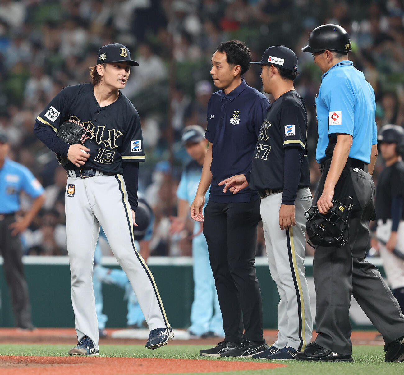 西武対オリックス　2回裏西武無死、ネビンの投前内野安打で負傷する寺西成騎（撮影・河田真司）