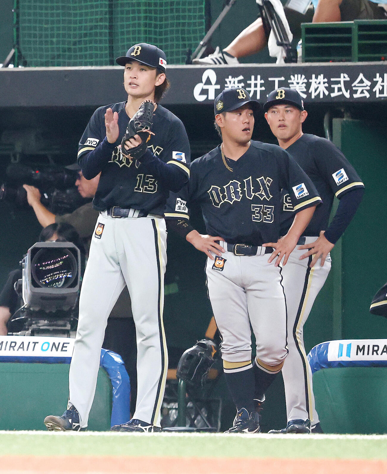 西武対オリックス1回裏を抑え、ナインを迎える寺西成騎