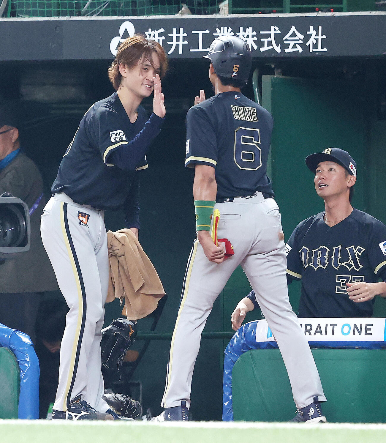 西武対オリックス　6回表オリックス無死三塁、西川龍馬の中前同点適時打で生還する宗佑磨（中央）を迎える寺西成騎（撮影・河田真司）