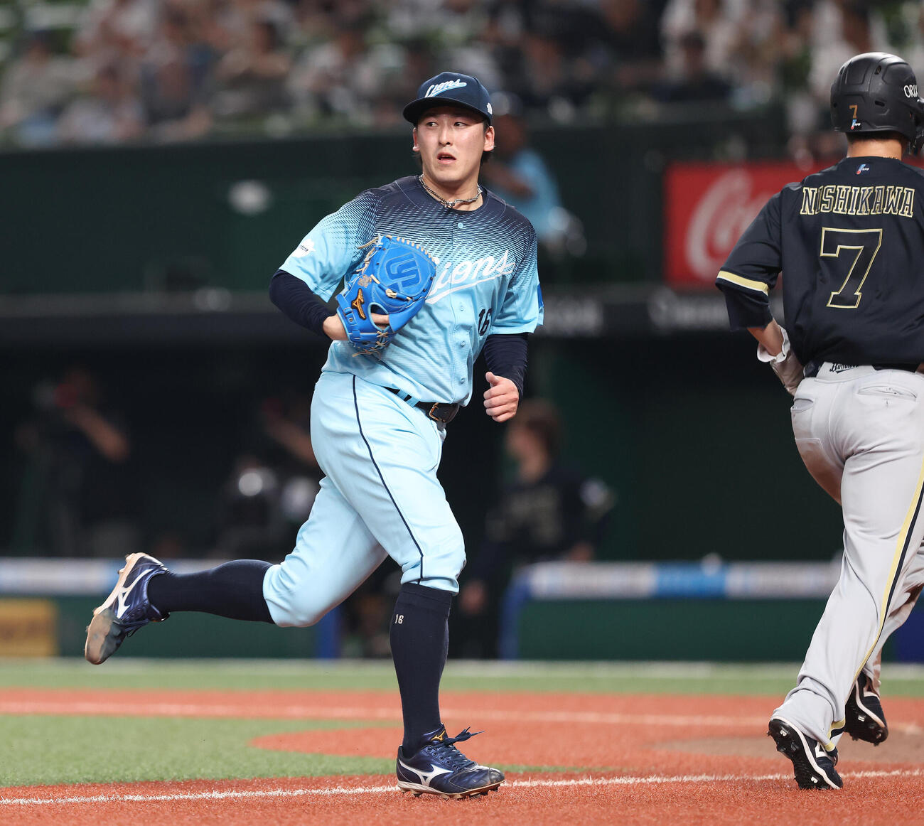西武対オリックス　4回表オリックス1死二、三塁、森友哉に逆転2点適時打を浴びる隅田知一郎（撮影・河田真司）