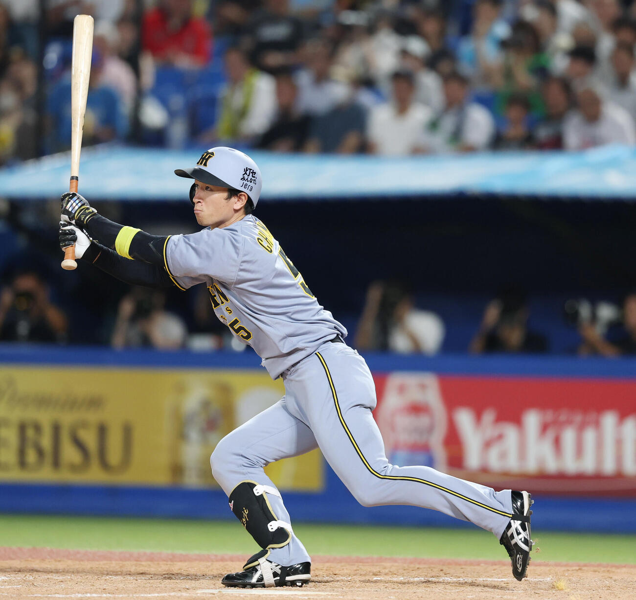 ヤクルト対阪神　7回表阪神1死一、　二塁、安打を放つ近本光司（撮影・増田悦実）