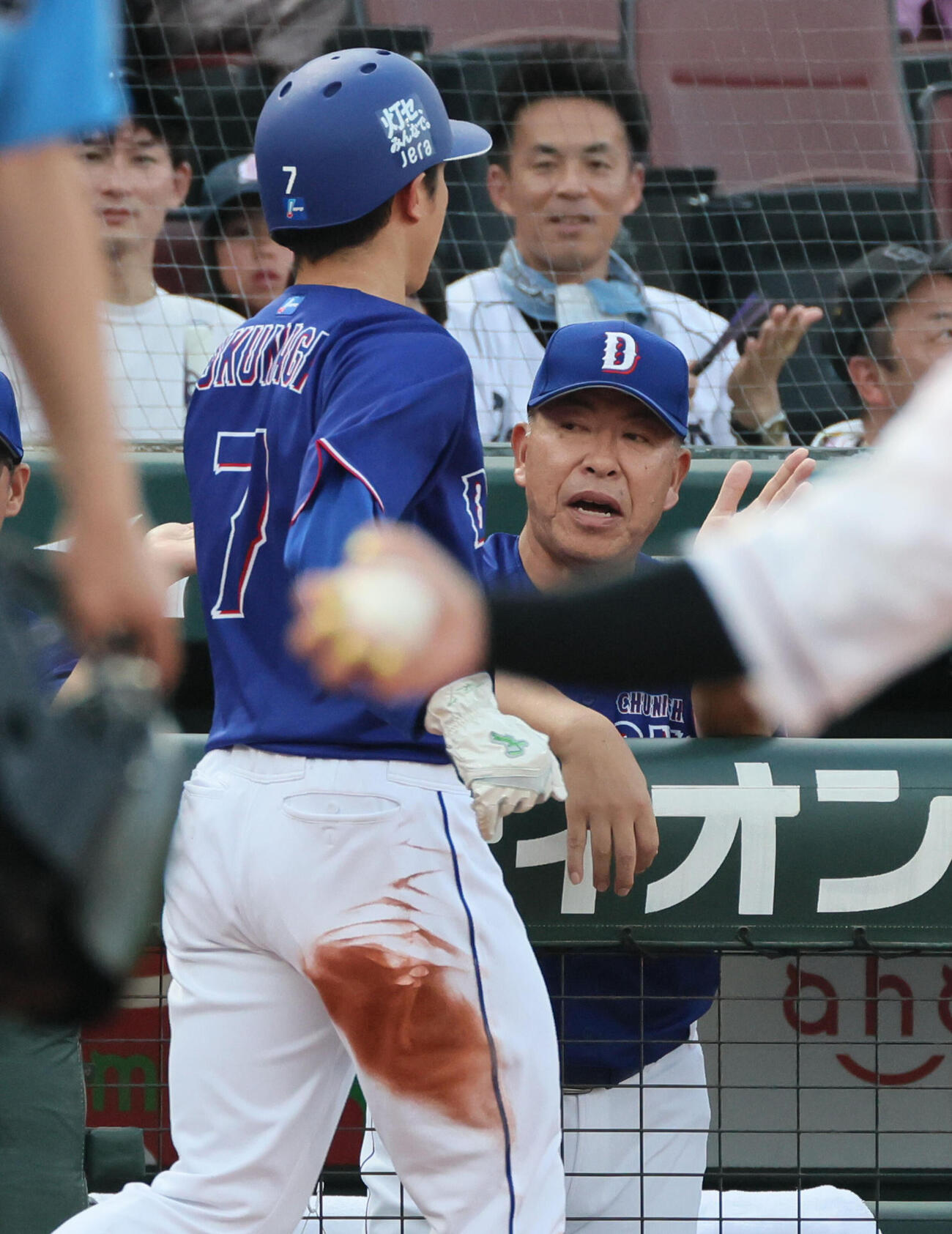 広島対中日　2回表中日1死一、三塁、高橋宏斗の先制のスクイズバントで生還した福永裕基を迎える井上一樹監督（撮影・加藤孝規）