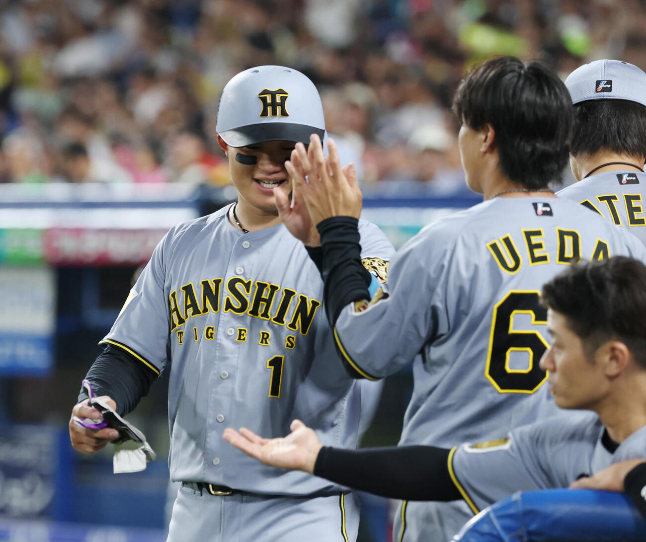 ヤクルト対阪神　7回表阪神1死一、二塁、佐藤輝明の適時二塁打で生還しナインとタッチを交わす森下翔太（撮影・増田悦実）