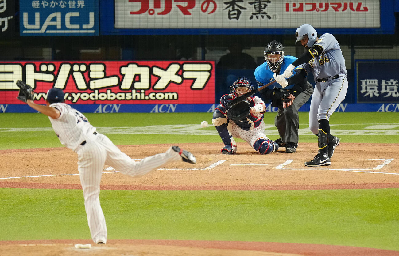 ヤクルト対阪神　6回表阪神1死、二ゴロに倒れるデルミス・ガルシア。投手奥川恭伸（撮影・鈴木みどり）