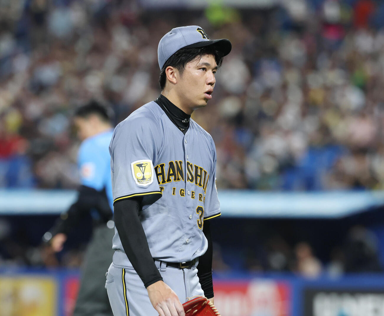 ヤクルト対阪神　5回裏2死一、三塁、交代を告げられマウンドを降りる才木浩人（撮影・増田悦実）
