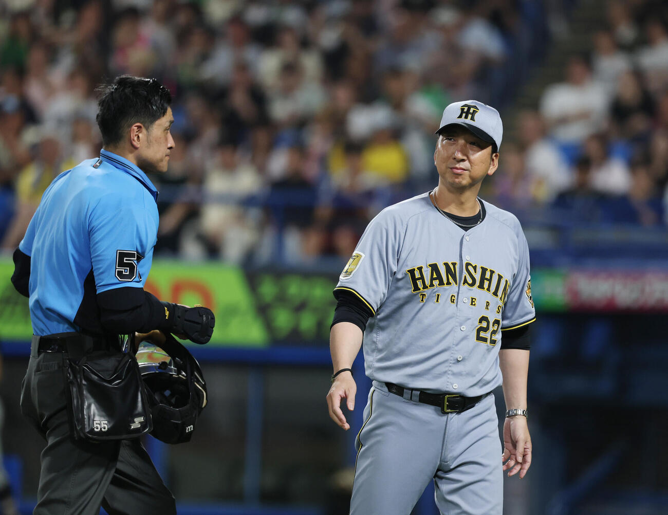 ヤクルト対阪神　5回裏2死一、三塁、交代を告げる藤川球児監督（撮影・増田悦実）