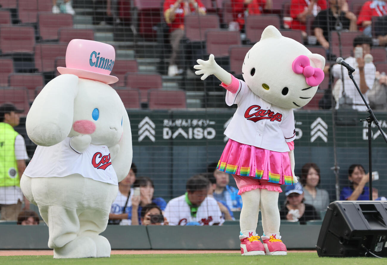 広島対中日　試合前、グラウンドに登場したハローキティ＆シナモロール（撮影・加藤孝規）