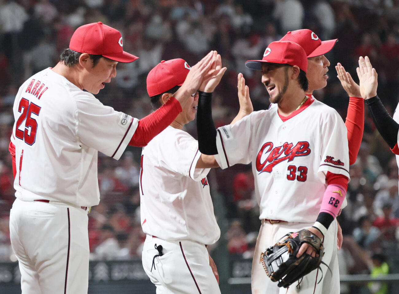 広島対中日　菊池涼介（右）を迎える新井貴浩監督（撮影・加藤孝規）