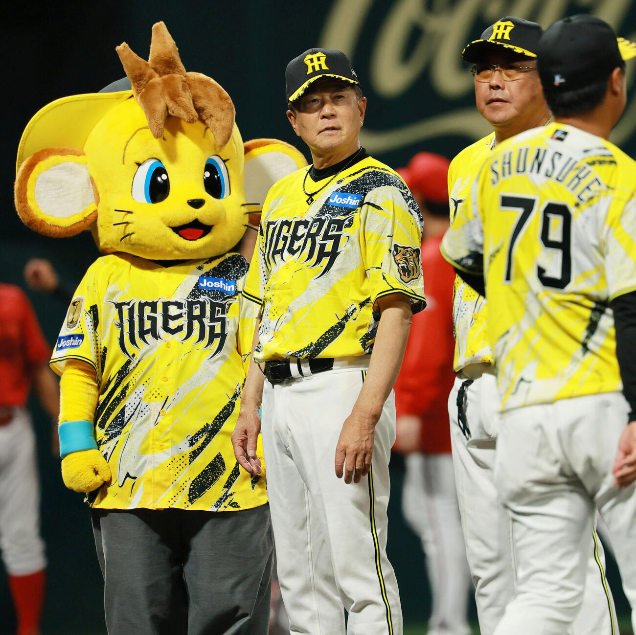 ファーム・リーグ阪神対広島　グラウンドに整列しファンにあいさつする阪神平田勝男2軍監督（撮影・上山淳一）