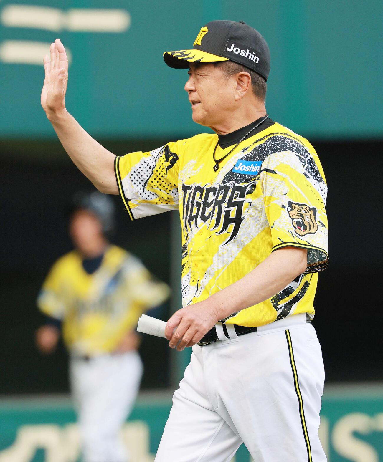 ファーム・リーグ阪神対広島　誕生日を迎えた阪神平田勝男2軍監督はファンに手を振る（撮影・上山淳一）