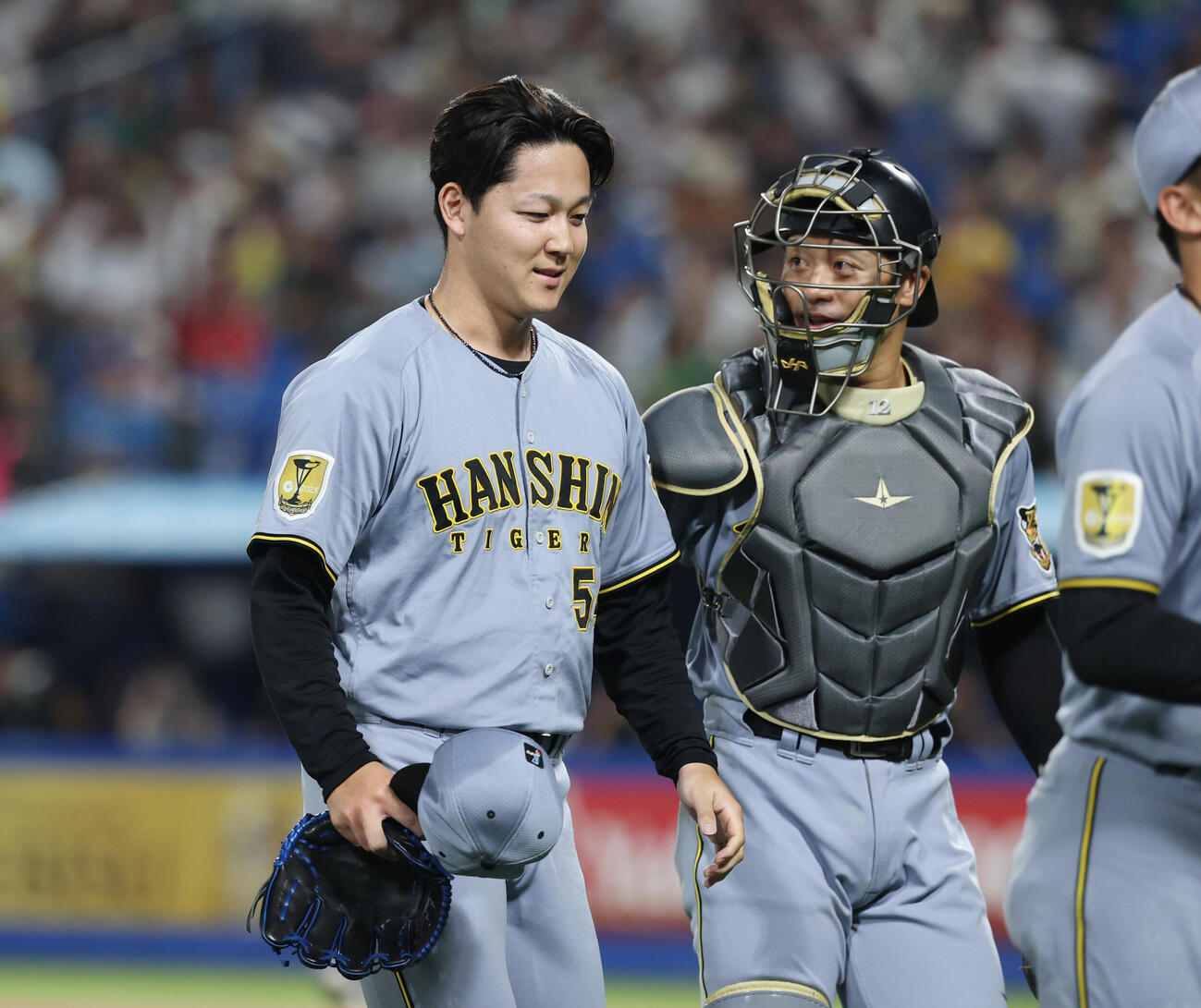 ヤクルト対阪神　7回裏を無失点に抑え坂本誠志郎（右）と笑顔で話す木下里都（撮影・増田悦実）