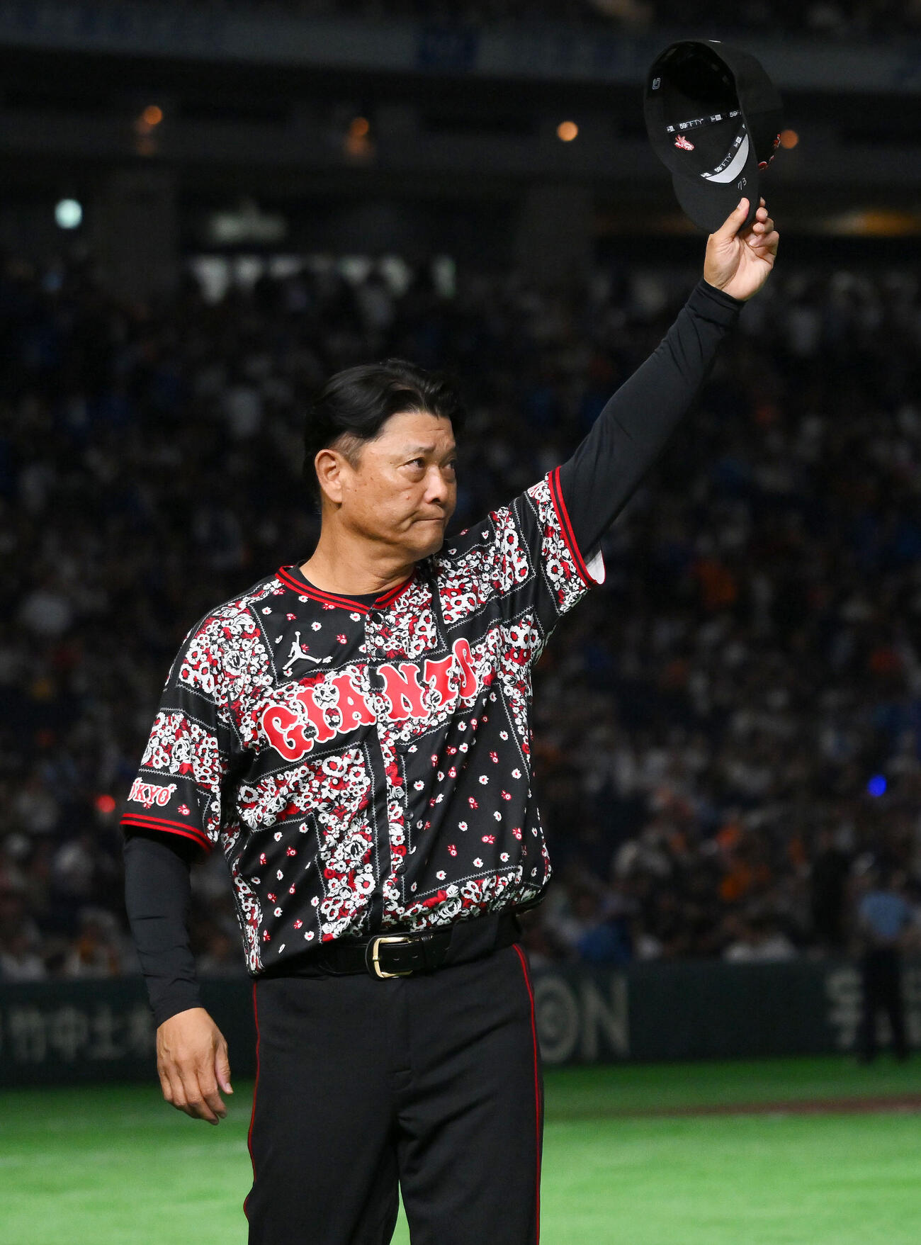 巨人対DeNA　試合に勝利しファンにあいさつする巨人橋上秀樹監督代行（撮影・滝沢徹郎）
