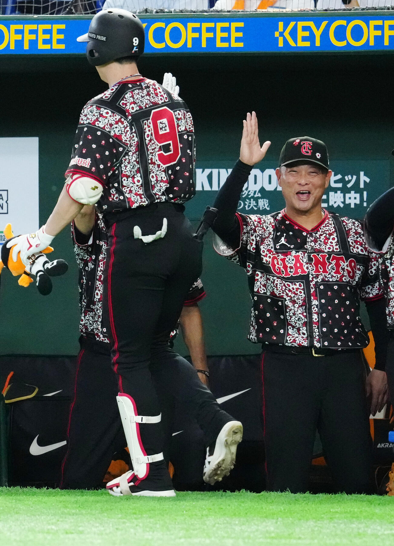 巨人対DeNA 1回裏巨人1死、先制本塁打を放った松本剛（左）とタッチを交わした橋上秀樹監督代行（撮影・江口和貴）