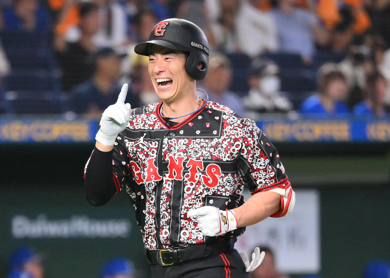巨人対DeNA 1回裏巨人1死、松本剛は先制ソロ本塁打を放ち笑顔で生還する（撮影・滝沢徹郎）