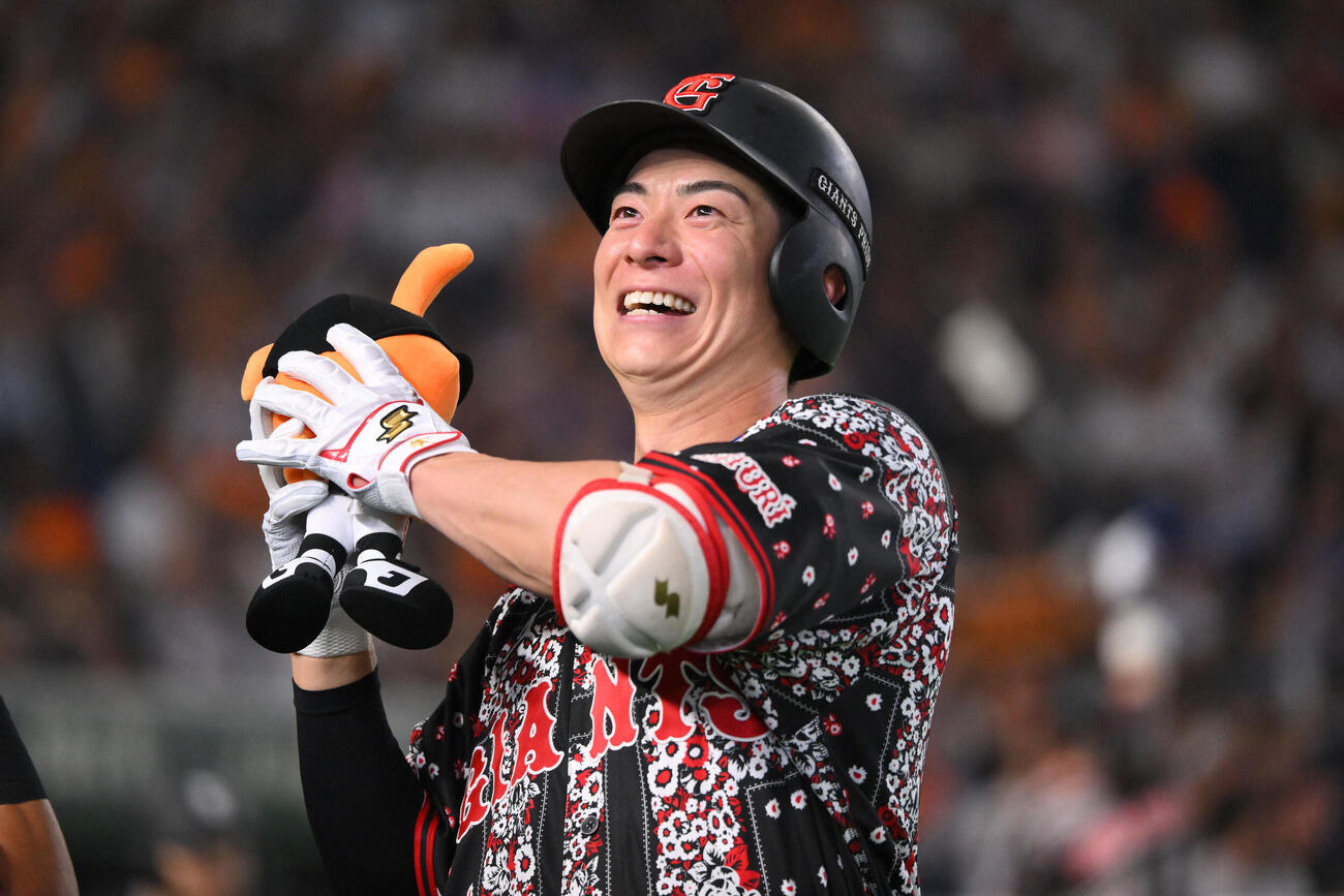 巨人対DeNA 1回裏巨人1死、松本剛は先制ソロ本塁打を放ちぬいぐるみを観客席に投げ込む（撮影・滝沢徹郎）