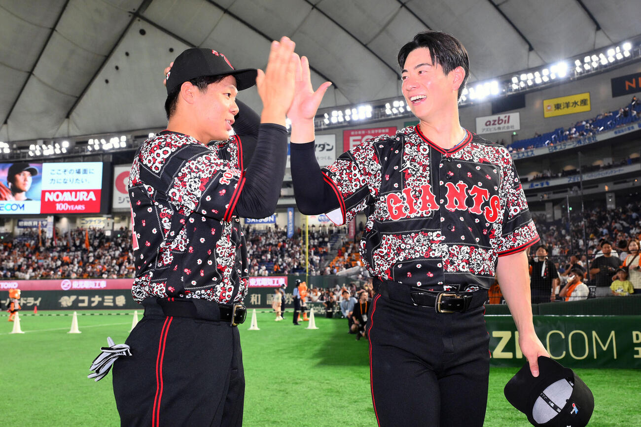 巨人対DeNA　ヒーローインタビューを終えタッチを交わする巨人佐々木俊輔（左）と松本剛（撮影・滝沢徹郎）