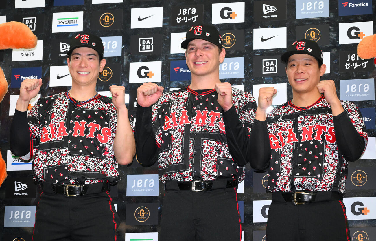巨人対DeNA　ヒーローインタビューを終え記念撮影する巨人の、左から松本剛、スペンサー・ハワード、佐々木俊輔（撮影・滝沢徹郎）