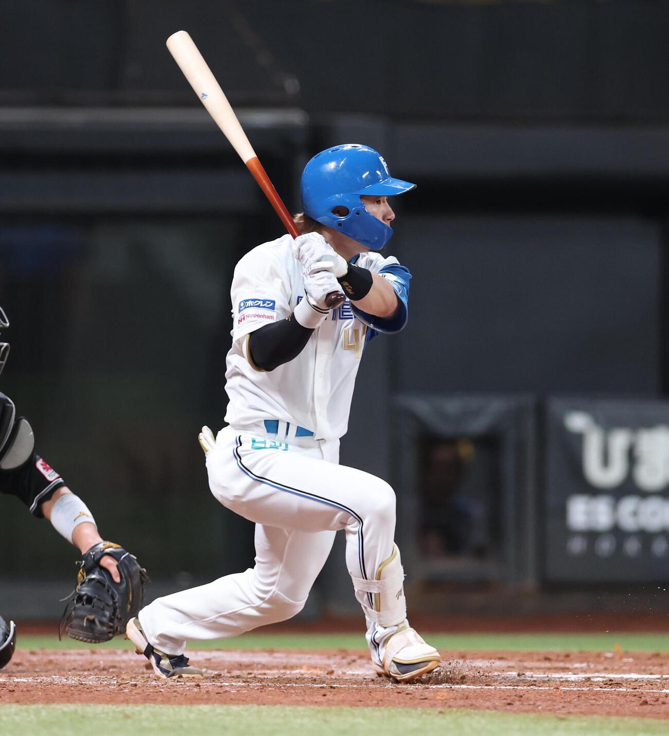 日本ハム対ロッテ　4回裏日本ハム2死二塁、適時打を放つ水野達稀（撮影・黒川智章）