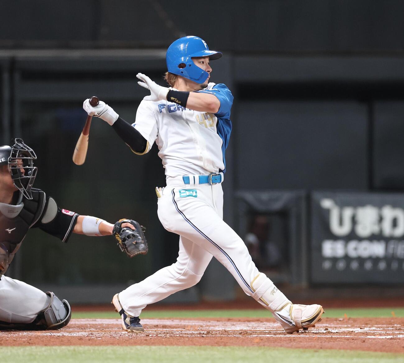 日本ハム対ロッテ　2回裏日本ハム2死二、三塁、2点適時打を放つ水野達稀（撮影・黒川智章）