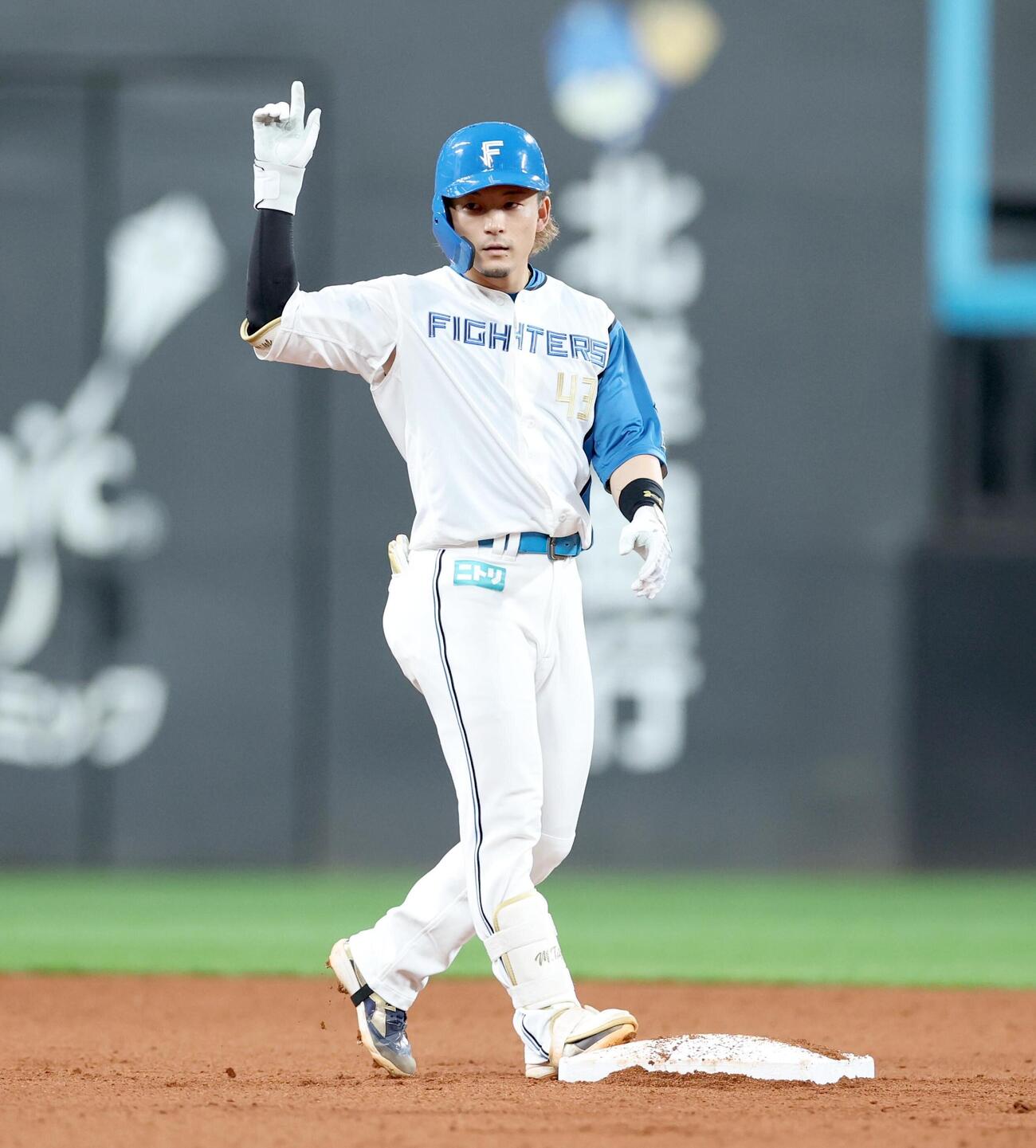日本ハム対ロッテ　4回裏日本ハム2死二塁、適時打を放ちポーズをとる水野達稀（撮影・黒川智章）