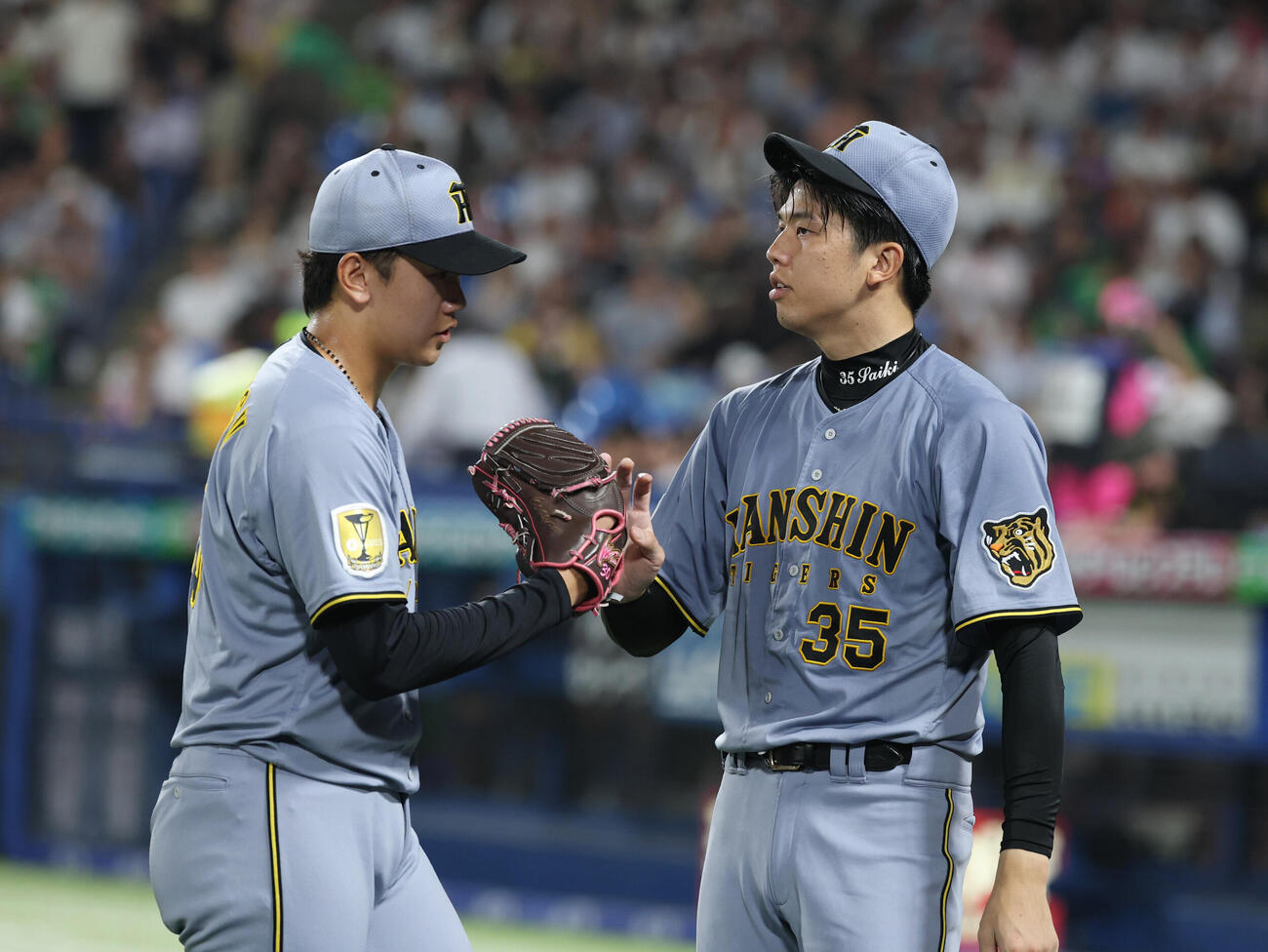 ヤクルト対阪神　ピンチをしのいだ門別啓人（左）を出迎える才木浩人（撮影・増田悦実）