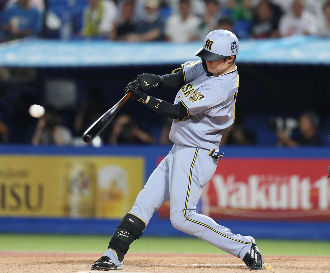 ヤクルト対阪神　7回表阪神1死満塁、犠飛を放つ中野拓夢（撮影・増田悦実）