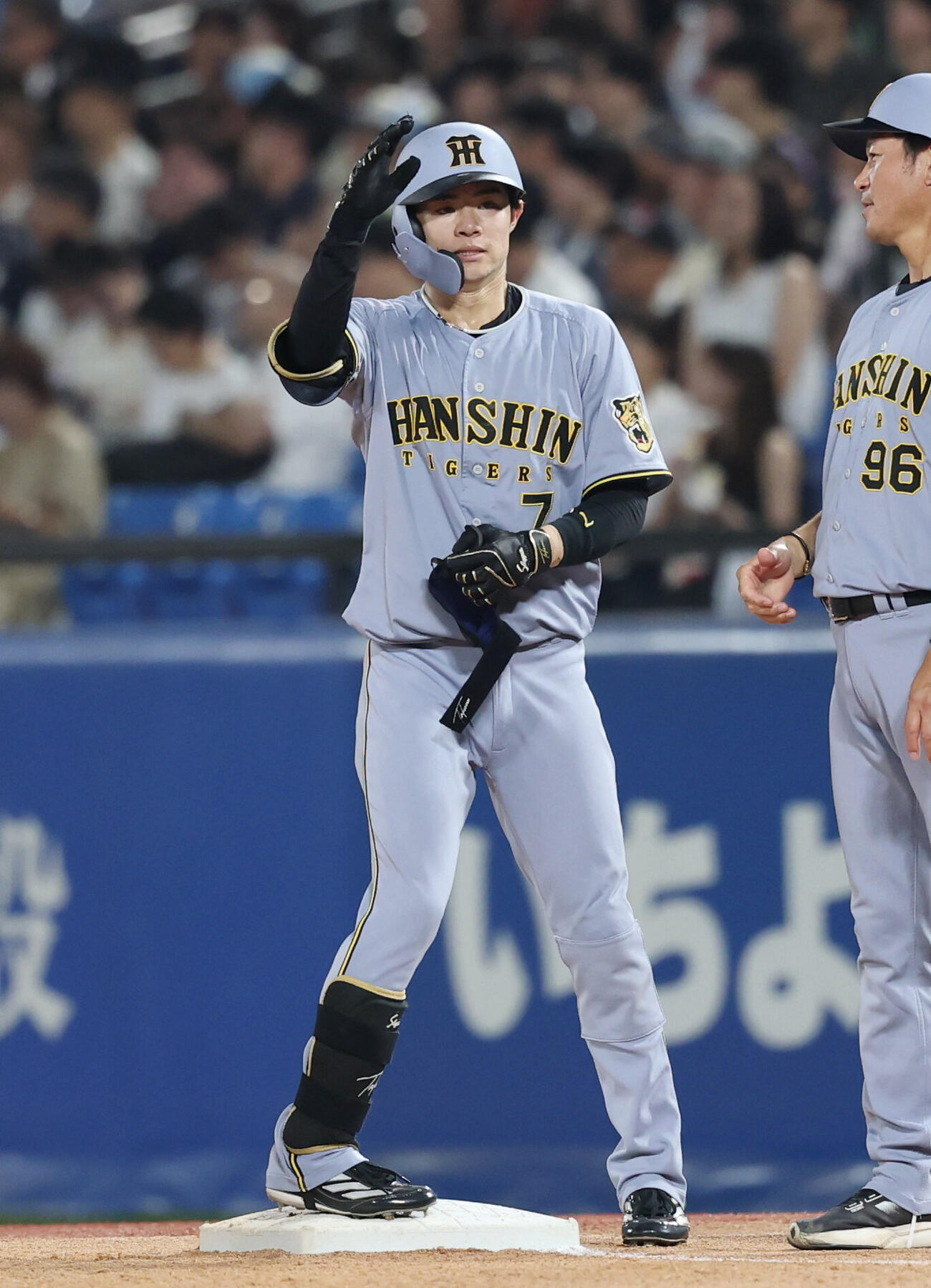 ヤクルト対阪神　3回表阪神2死、安打を放ちポーズをする中野拓夢（撮影・増田悦実）