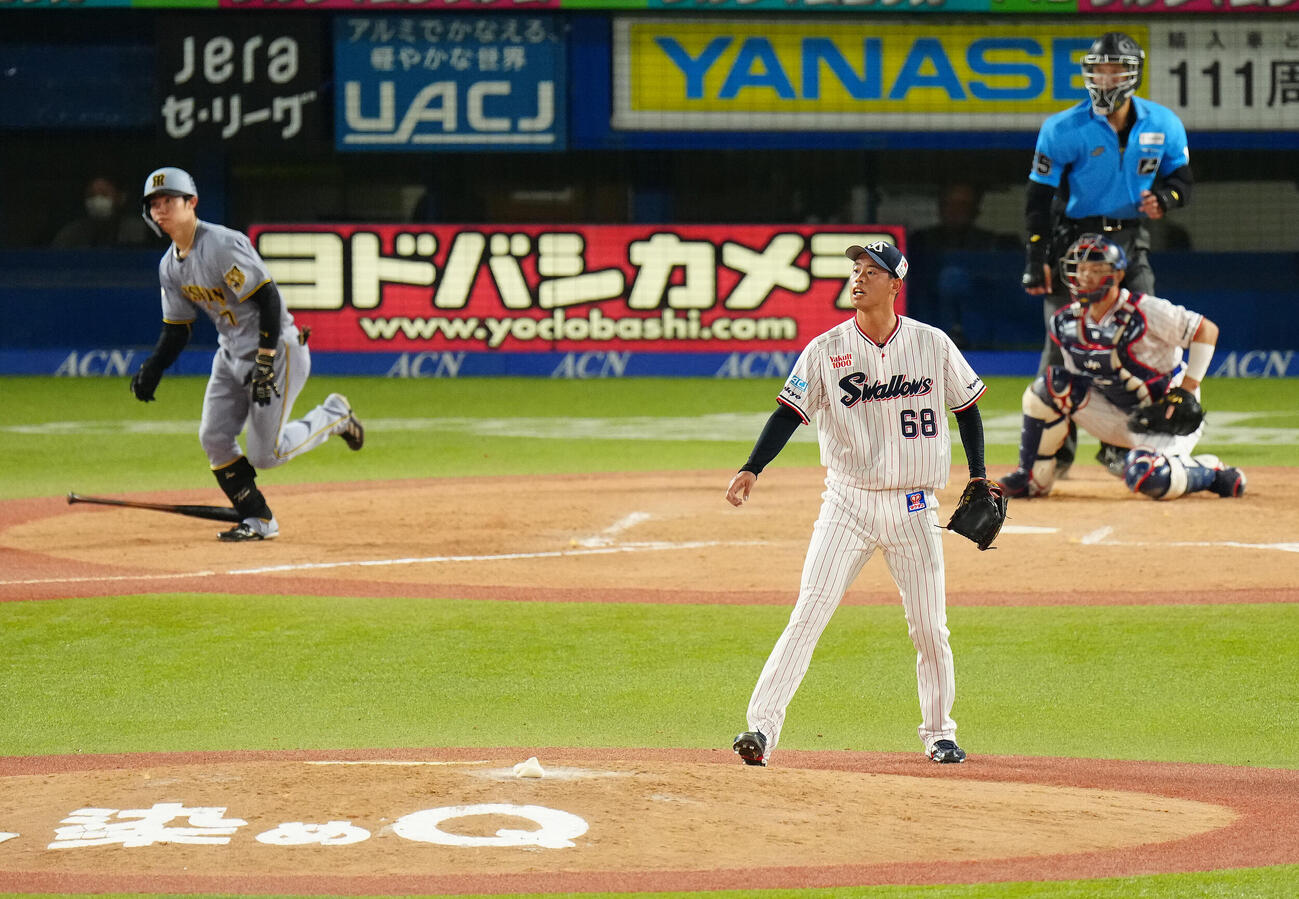 ヤクルト対阪神　7回表阪神1死満塁、中野拓夢に右犠飛を浴びる丸山翔大（撮影・鈴木みどり）