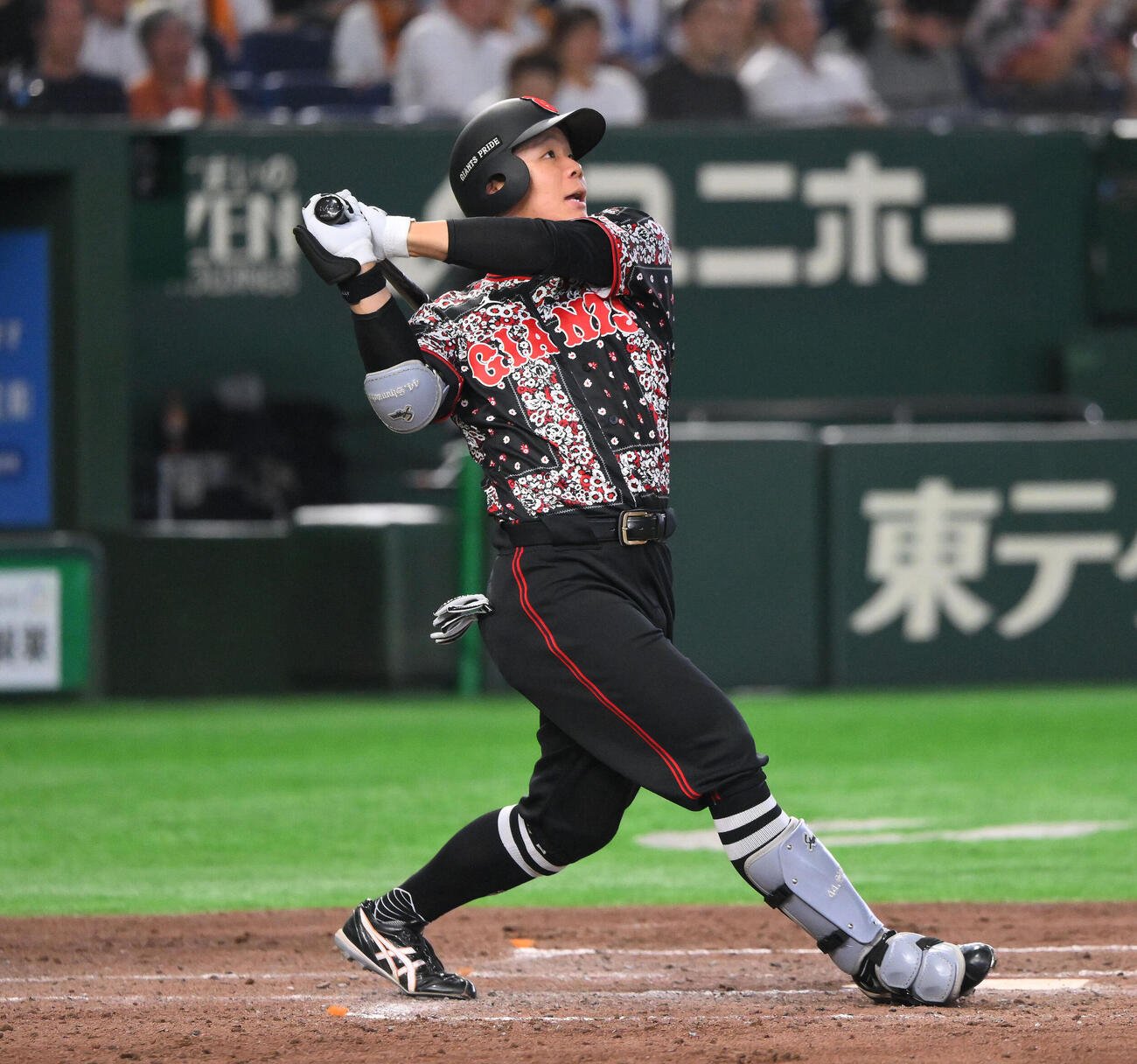 巨人対DeNA 5回裏巨人1死、佐々木俊輔は右越えソロ本塁打を放つ（撮影・滝沢徹郎）