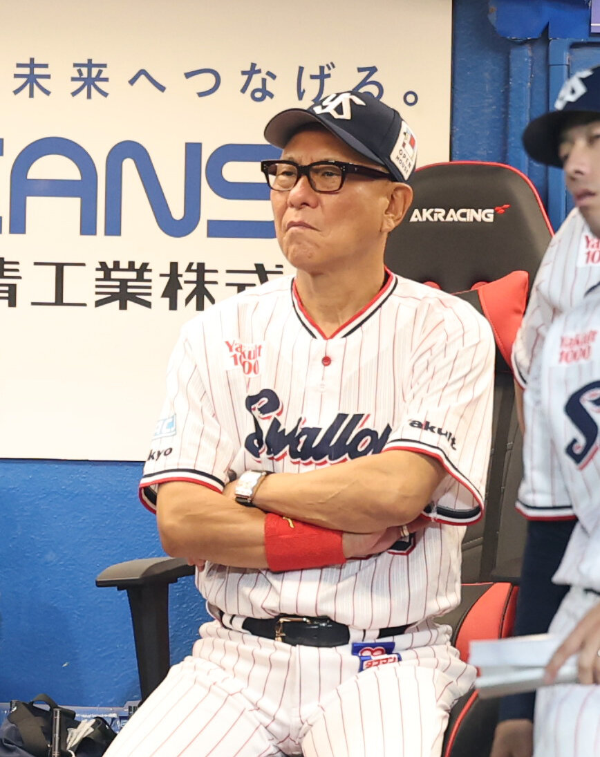 ヤクルト対阪神　戦況を見守るヤクルト池山隆寛監督（撮影・増田悦実）