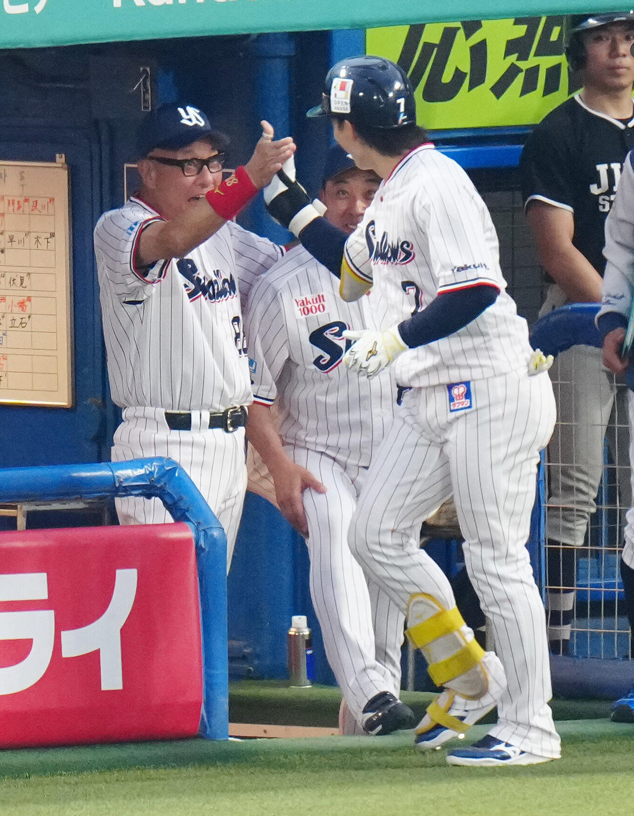 ヤクルト対阪神　1回裏ヤクルト無死、先頭打者本塁打を放った長岡秀樹（右）を笑顔で迎える池山隆寛監督（撮影・鈴木みどり）