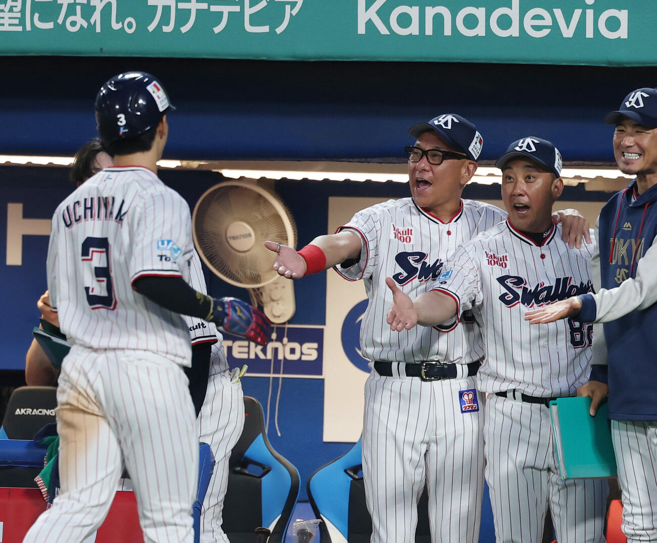 ヤクルト対阪神　2回裏ヤクルト2死一、二塁、古賀優大の適時打で生還した内山壮真（左）を出迎える池山隆寛監督（中央）（撮影・増田悦実）