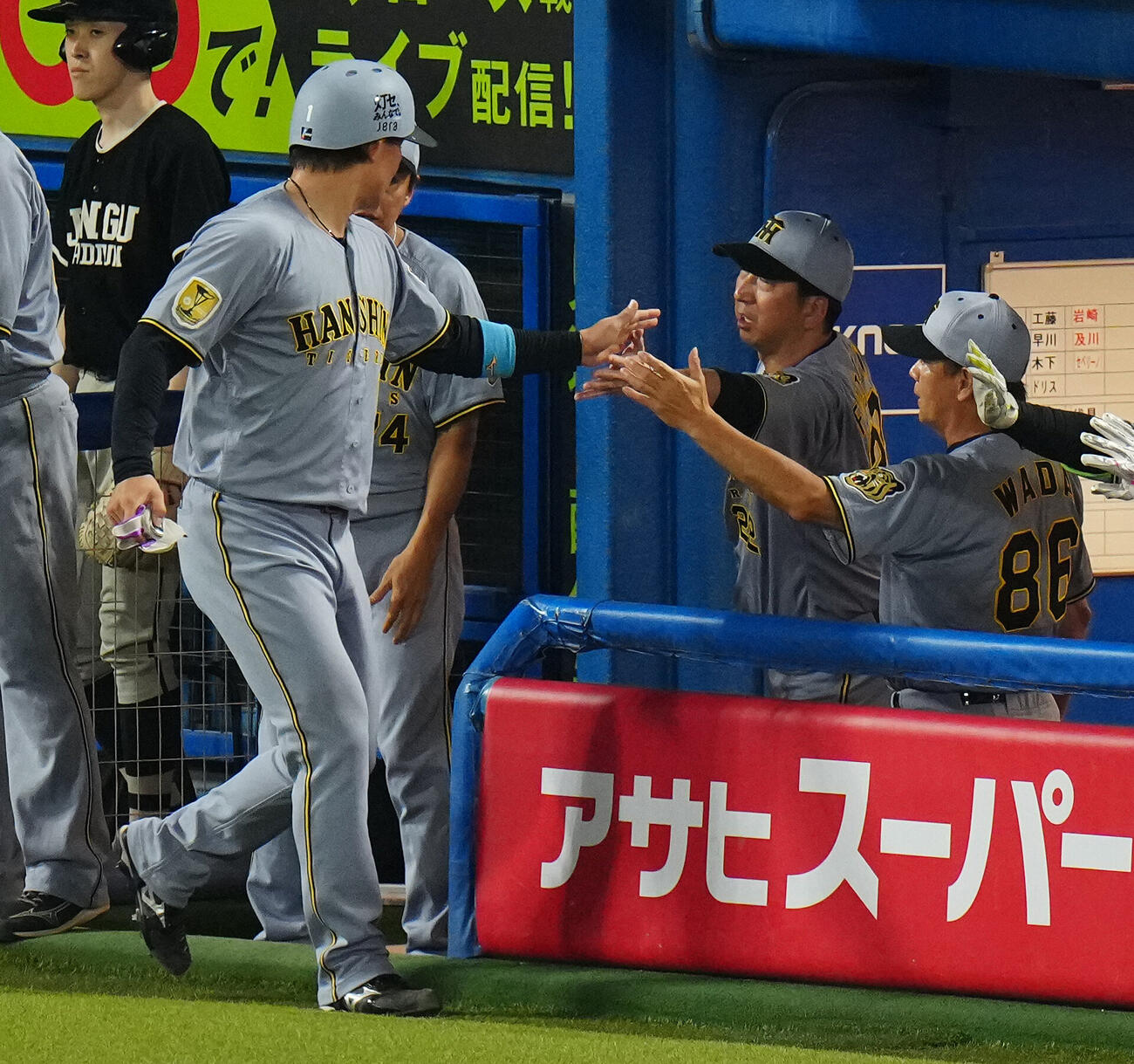 ヤクルト対阪神　7回表阪神2死一、二塁、佐藤輝明の適時二塁打生還した森下翔太（手前）を迎える藤川球児監督（中央）（撮影・鈴木みどり）