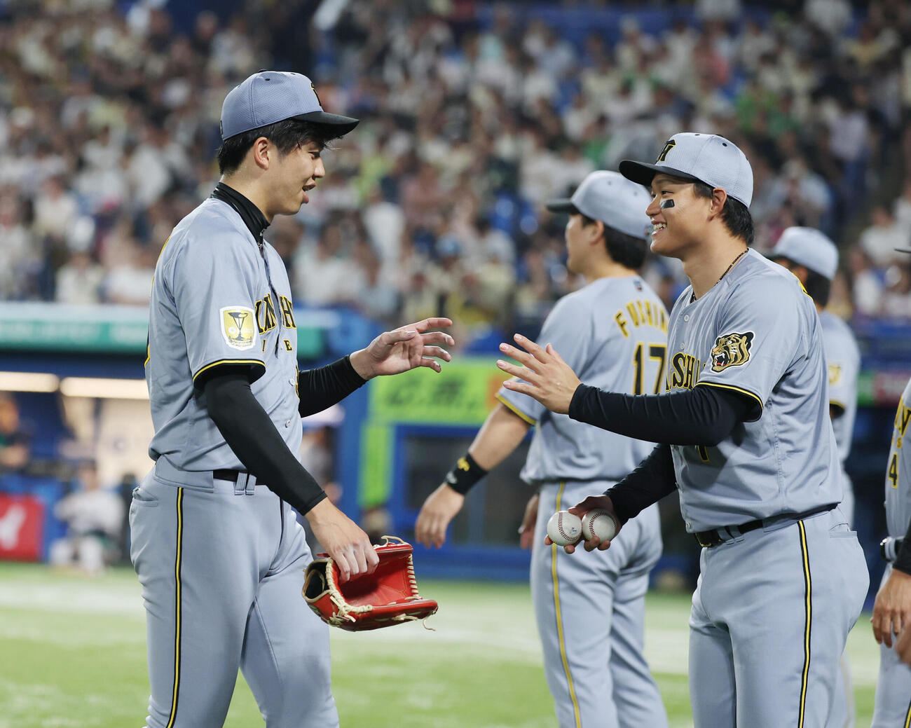 ヤクルト対阪神　4回表を終え才木浩（左）を出迎える森下翔太（撮影・増田悦実）