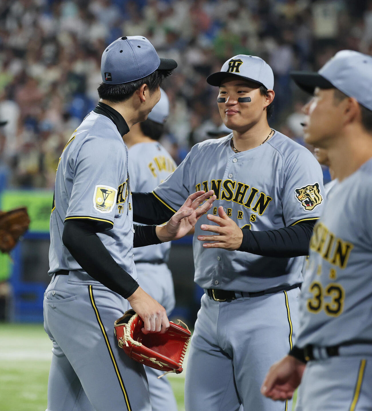 ヤクルト対阪神　4回表を終え才木浩（左）を出迎える森下翔太（撮影・増田悦実）