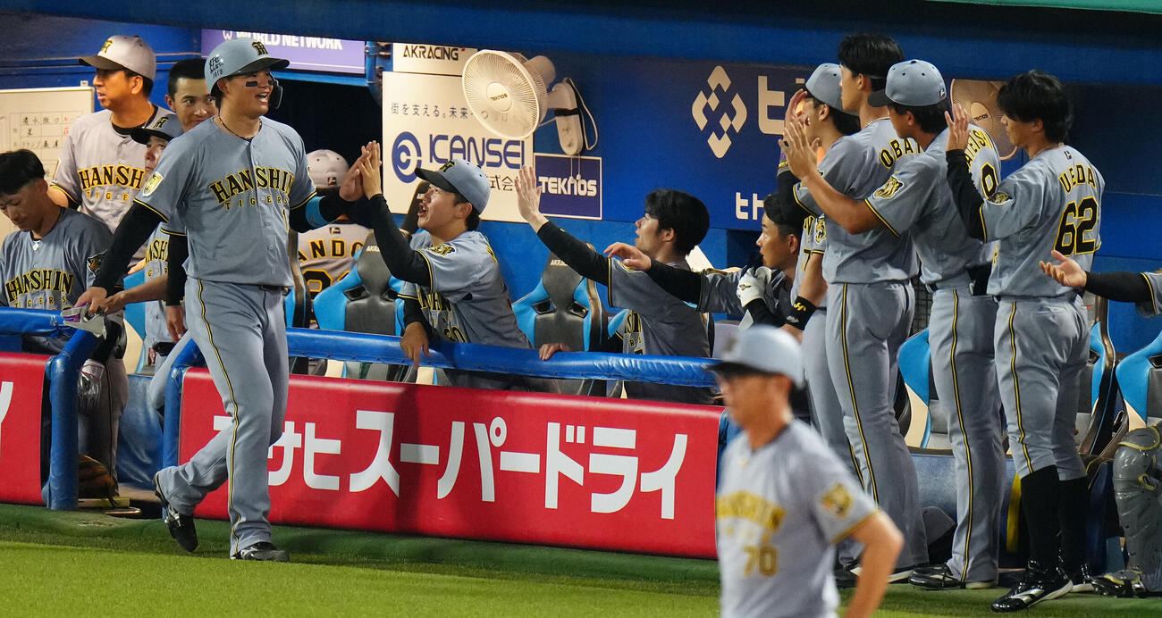 ヤクルト対阪神　7回表阪神2死一、二塁、佐藤輝明の適時二塁打生還した森下翔太はナインと笑顔でハイタッチ（撮影・鈴木みどり）