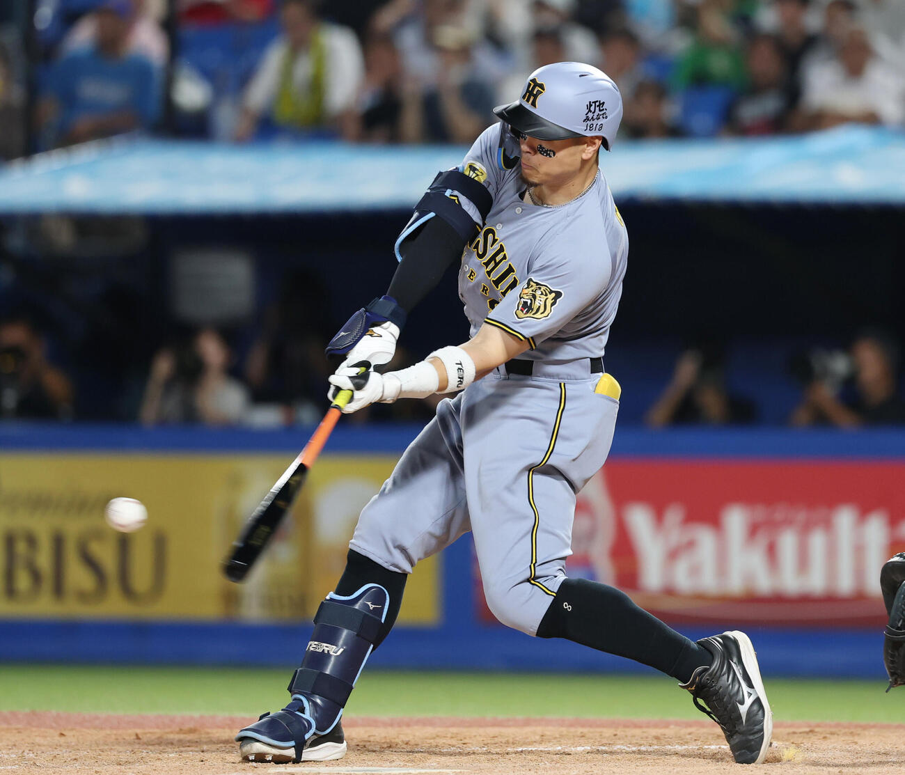 ヤクルト対阪神　7回表阪神1死一、二塁、適時二塁打を放つ佐藤輝明（撮影・増田悦実）