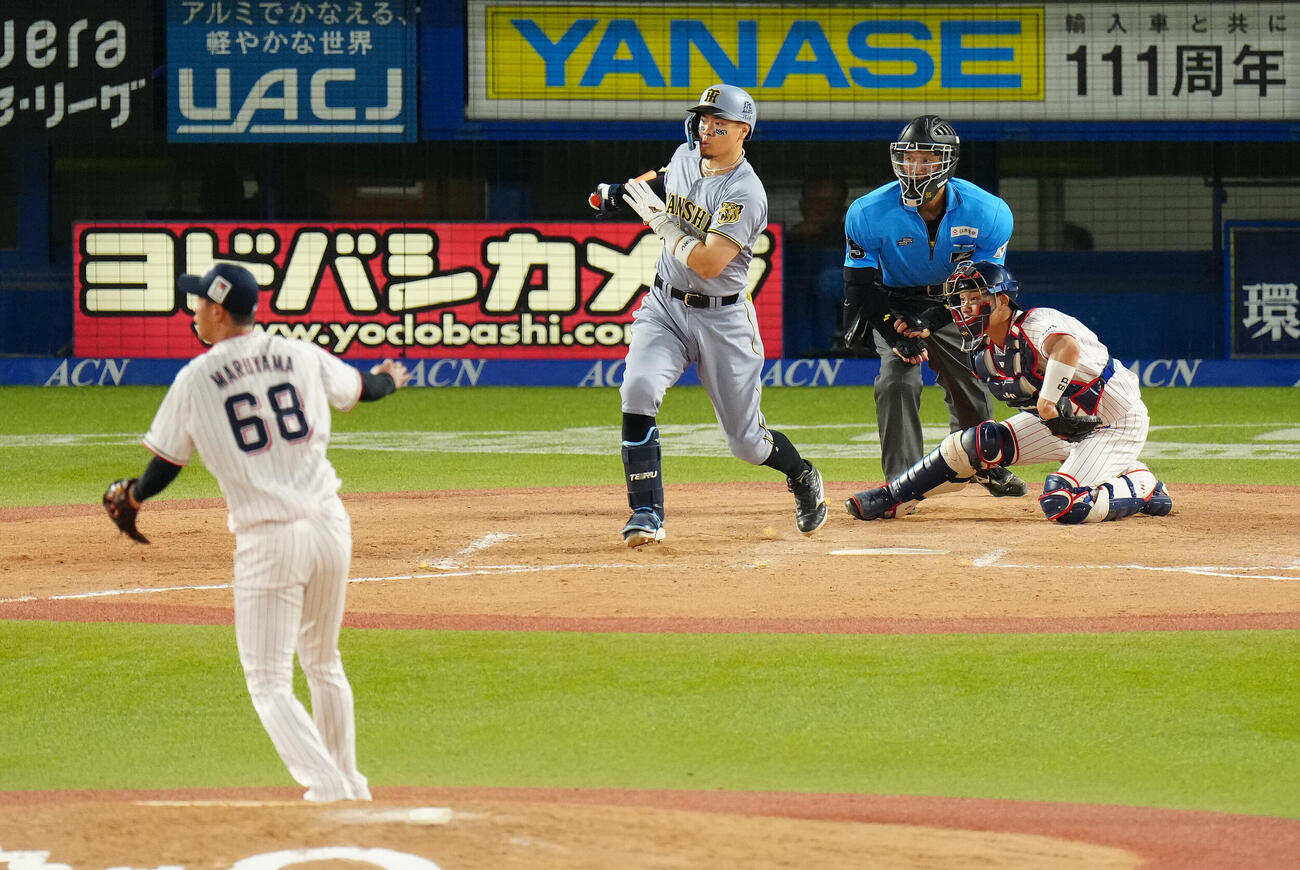 ヤクルト対阪神　7回表阪神2死一、二塁、適時二塁打を放つ佐藤輝明。投手丸山翔大（撮影・鈴木みどり）