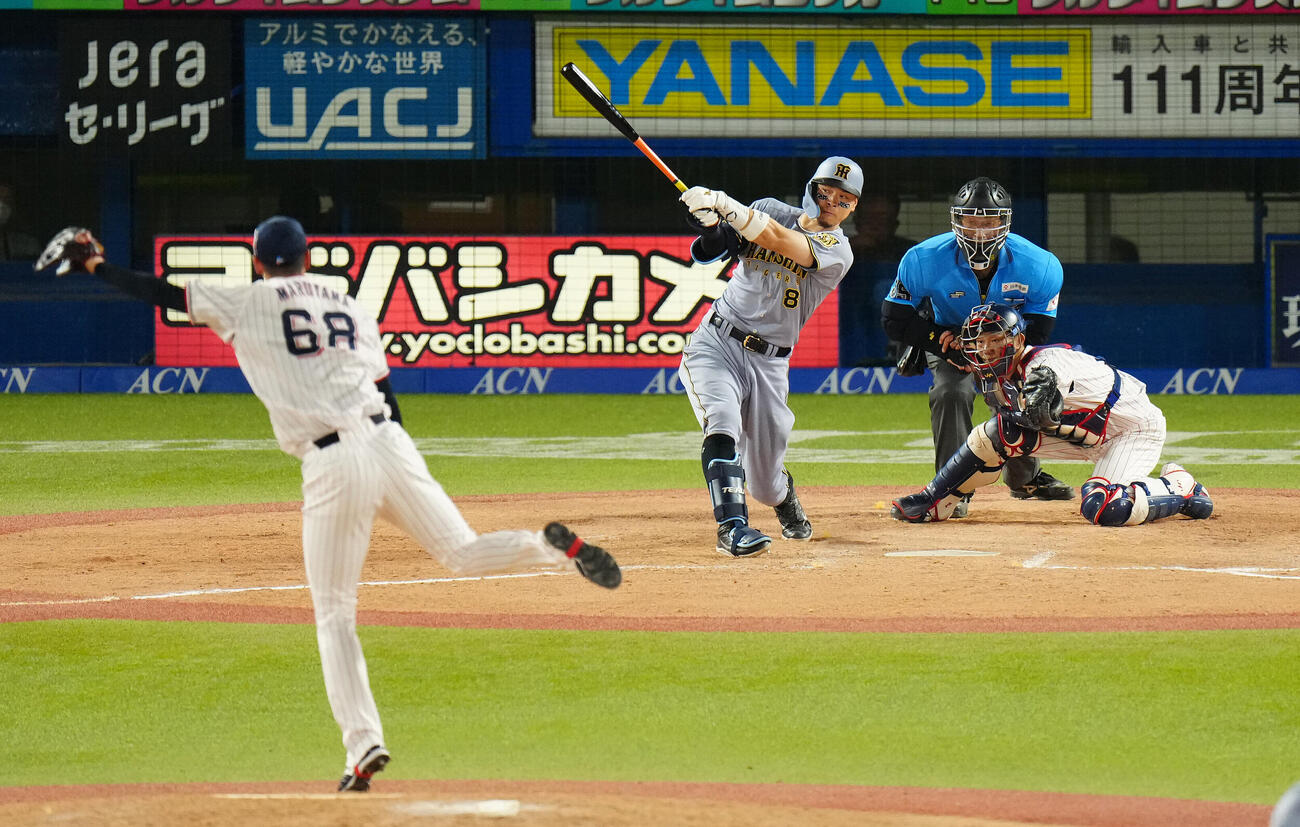 ヤクルト対阪神　7回表阪神2死一、二塁、適時二塁打を放つ佐藤輝明。投手丸山翔大（撮影・鈴木みどり）