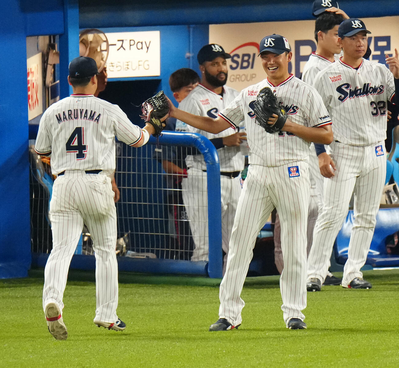 ヤクルト対阪神　6回表を終え、丸山和郁（左）を笑顔で迎えるヤクルト奥川恭伸（撮影・鈴木みどり）