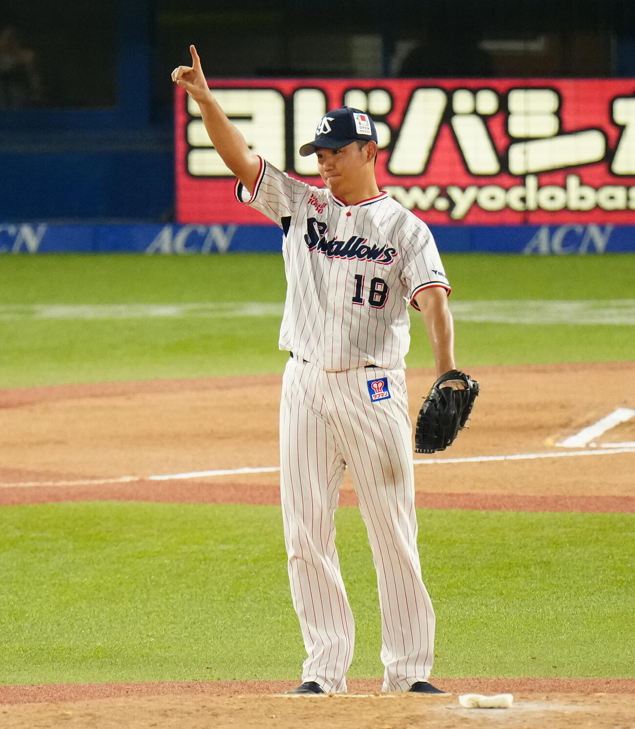 ヤクルト対阪神　6回表阪神無死、大山悠輔の打球を右翼手丸山和郁が好捕し、指を突き上げる奥川恭伸（撮影・鈴木みどり）
